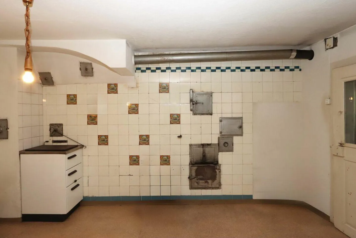 Spacious Corner Townhouse with Large Garden in Sunny and Central Location - Photo 10 of 25
