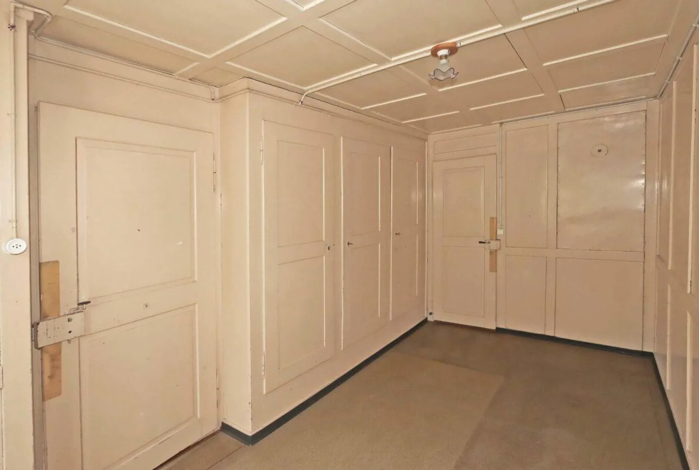 Spacious Corner Townhouse with Large Garden in Sunny and Central Location - Photo 15 of 25