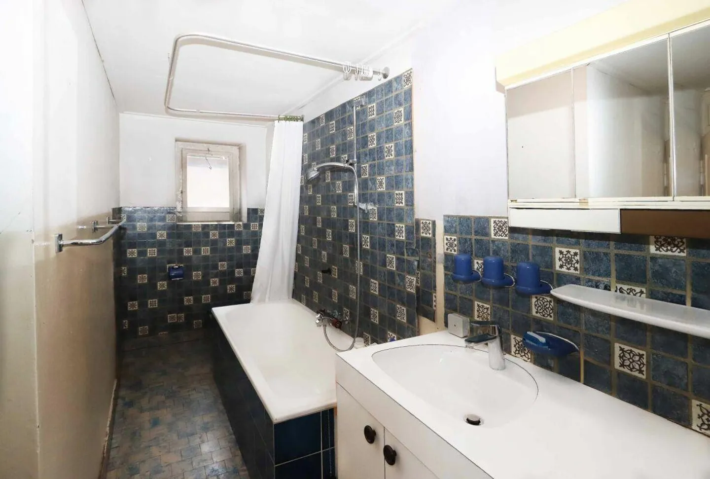Spacious Corner Townhouse with Large Garden in Sunny and Central Location - Photo 16 of 25