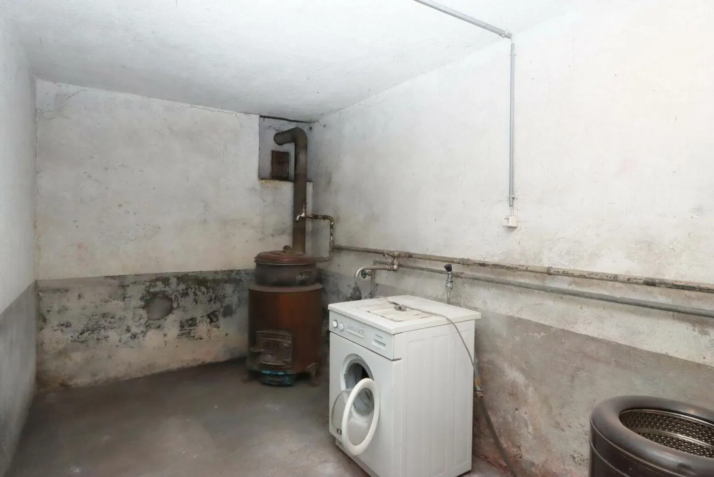 Spacious Corner Townhouse with Large Garden in Sunny and Central Location - Photo 24 of 25