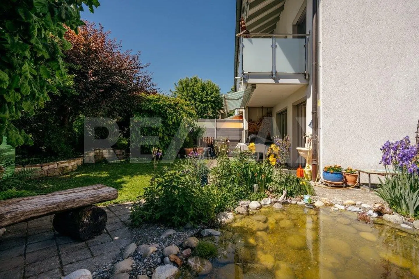 There's a lot of life in it: Corner house with sun garden - Photo 1 of 13
