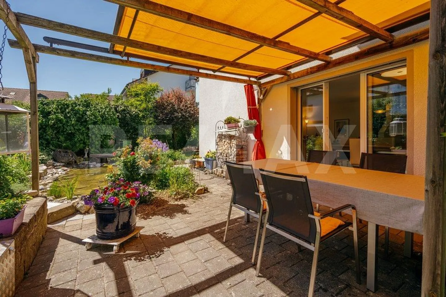There's a lot of life in it: Corner house with sun garden - Photo 2 of 13