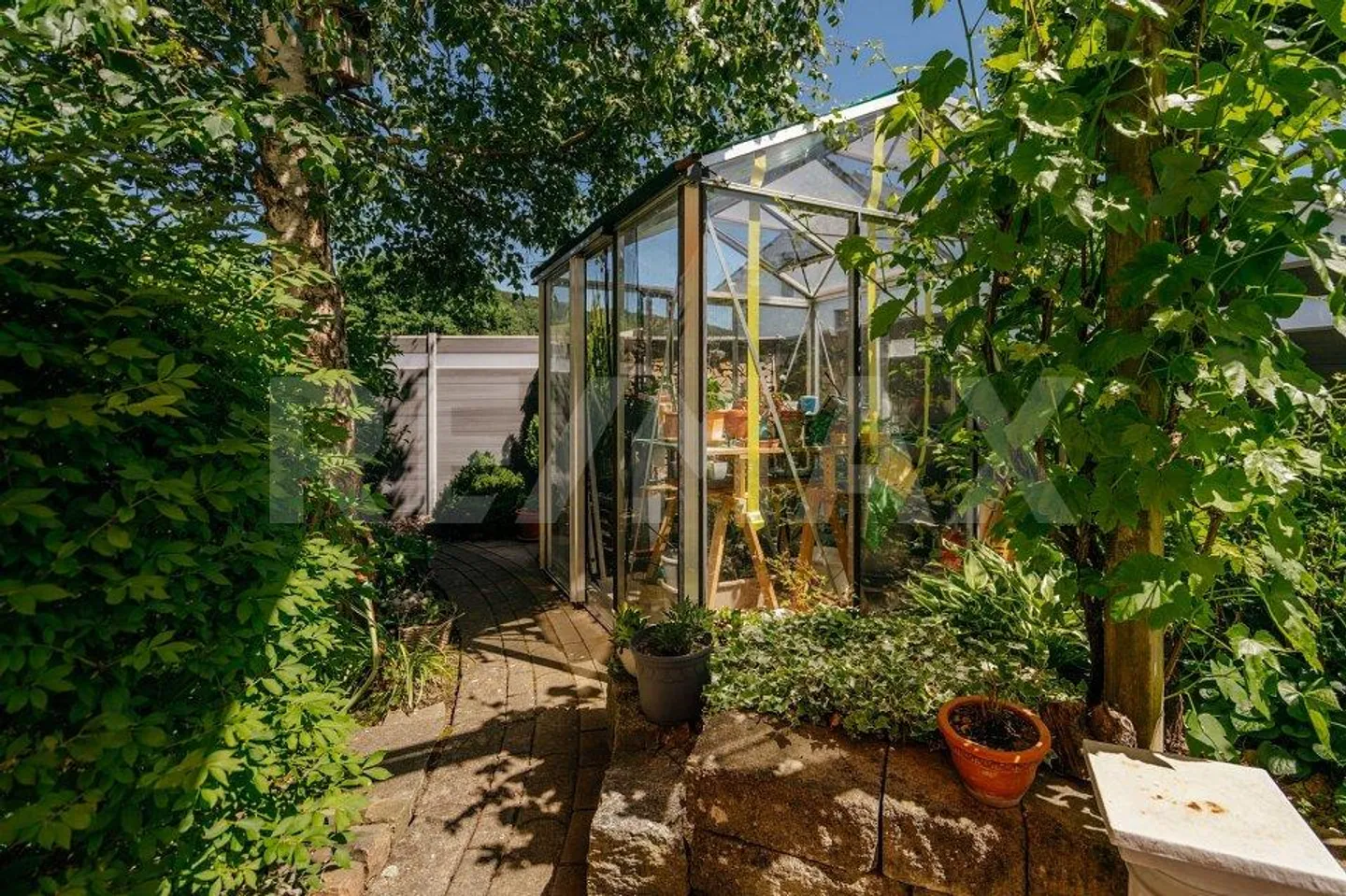 There's a lot of life in it: Corner house with sun garden - Photo 3 of 13
