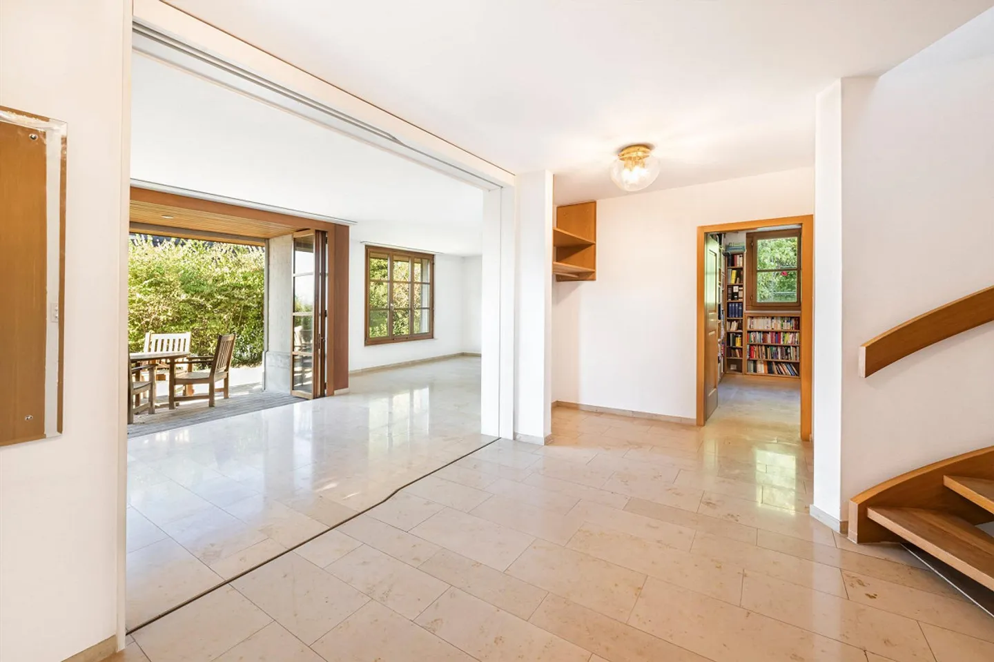 Maison individuelle indépendante avec beaucoup de vie privée, jardin spacieux et caractère particulier - Photo 6 sur 13