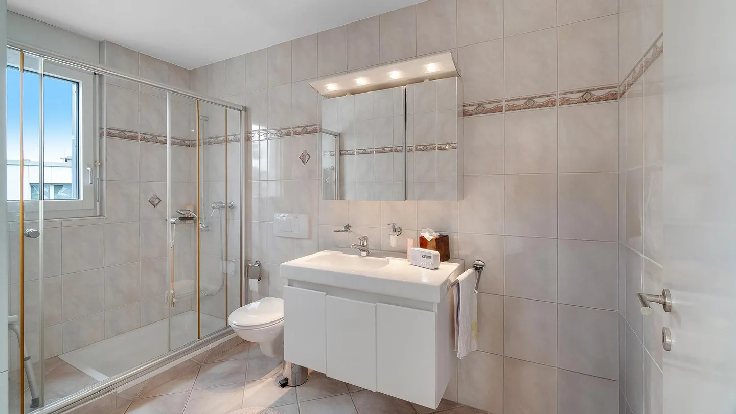 Attico spazioso con vista e potenziale - Foto 6 di 9