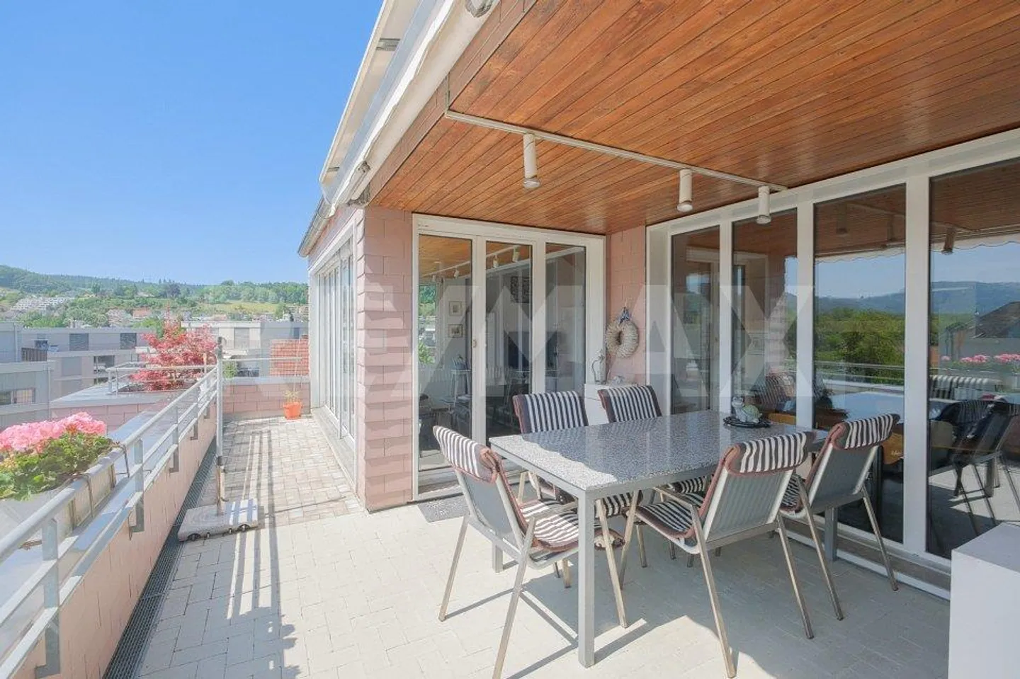 Terrasse ensoleillée avec vue - Appartement en duplex de 3.5 (4.5) pièces - Photo 6 sur 12