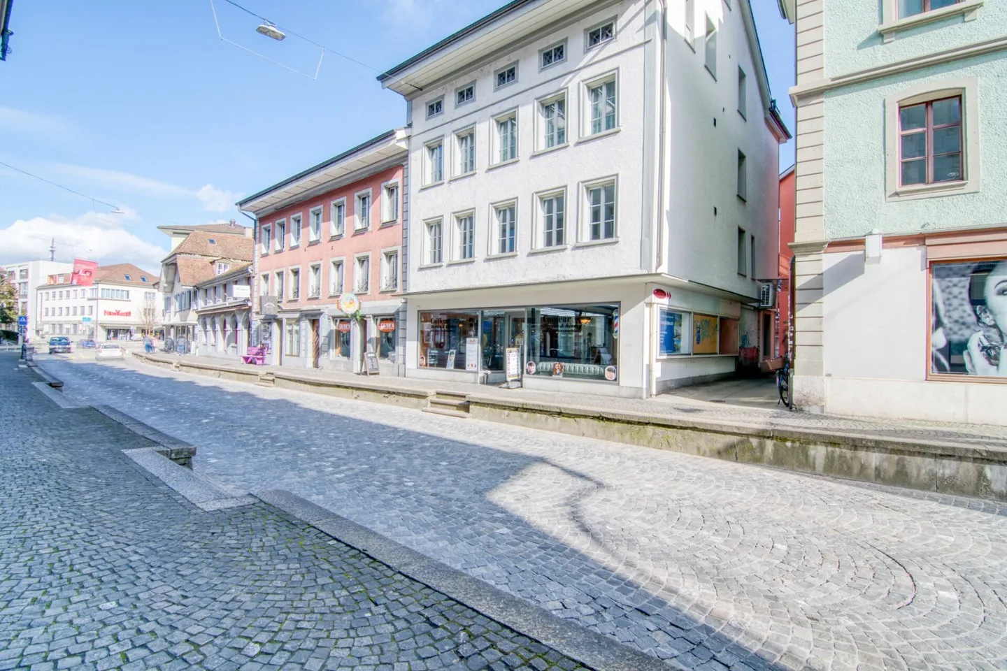 BR 4.44% - Your Investment in the Heart of Langenthal: Residential and Commercial Building with 3 City Apartments, a Business, and Two Parking Spaces - Photo 1 of 21