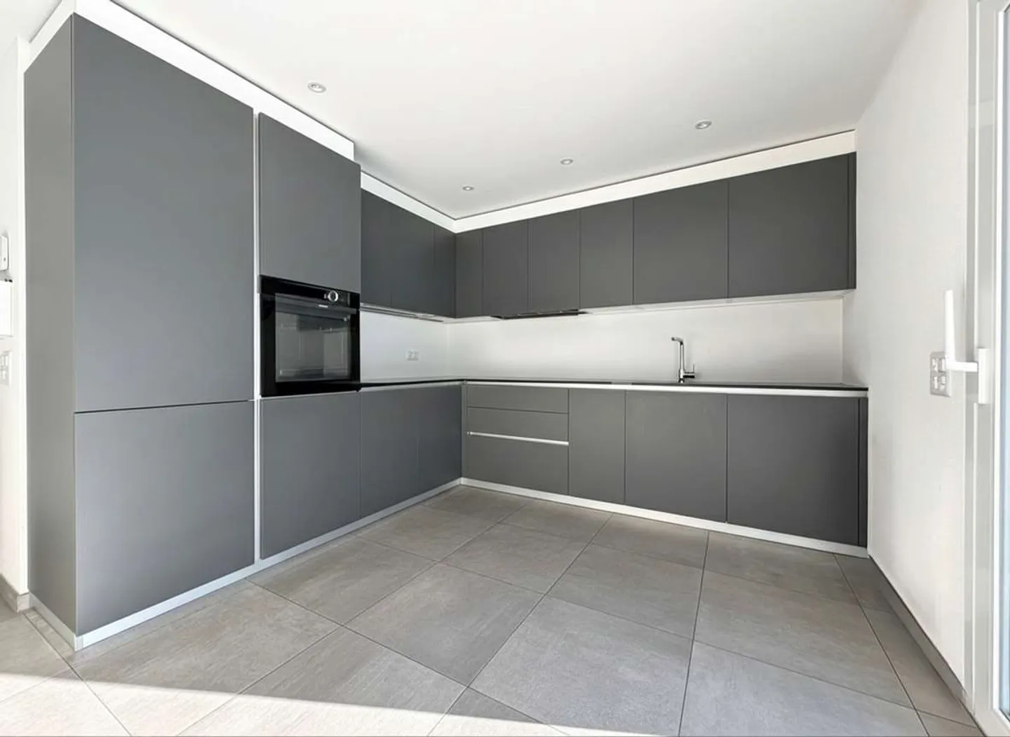 Modernes 3.5-Zimmer-Apartment in Castione-Arbedo - Foto 3 von 9