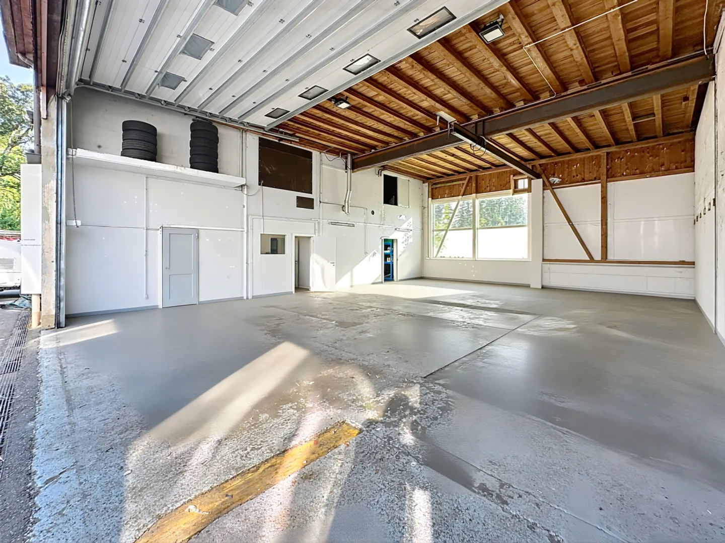 Mixed-use building for sale - Photo 3 of 11