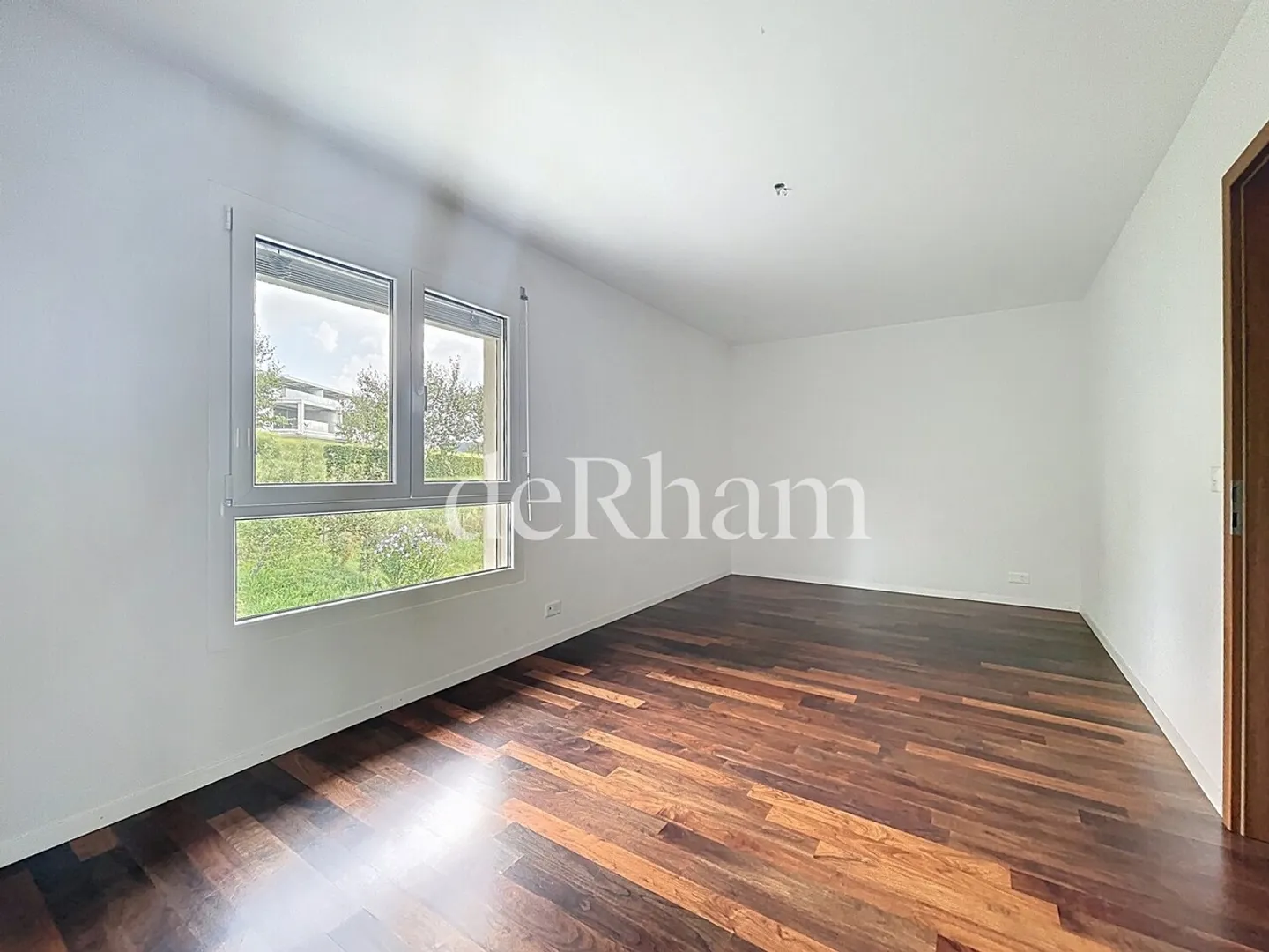 Villa mitoyenne de 5,5 pièces avec jardin - Photo 7 sur 10