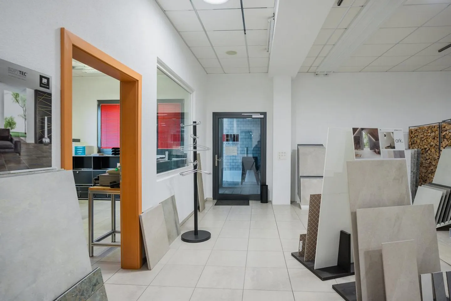 Espace de vente moderne avec caractère de showroom - Photo 1 sur 13