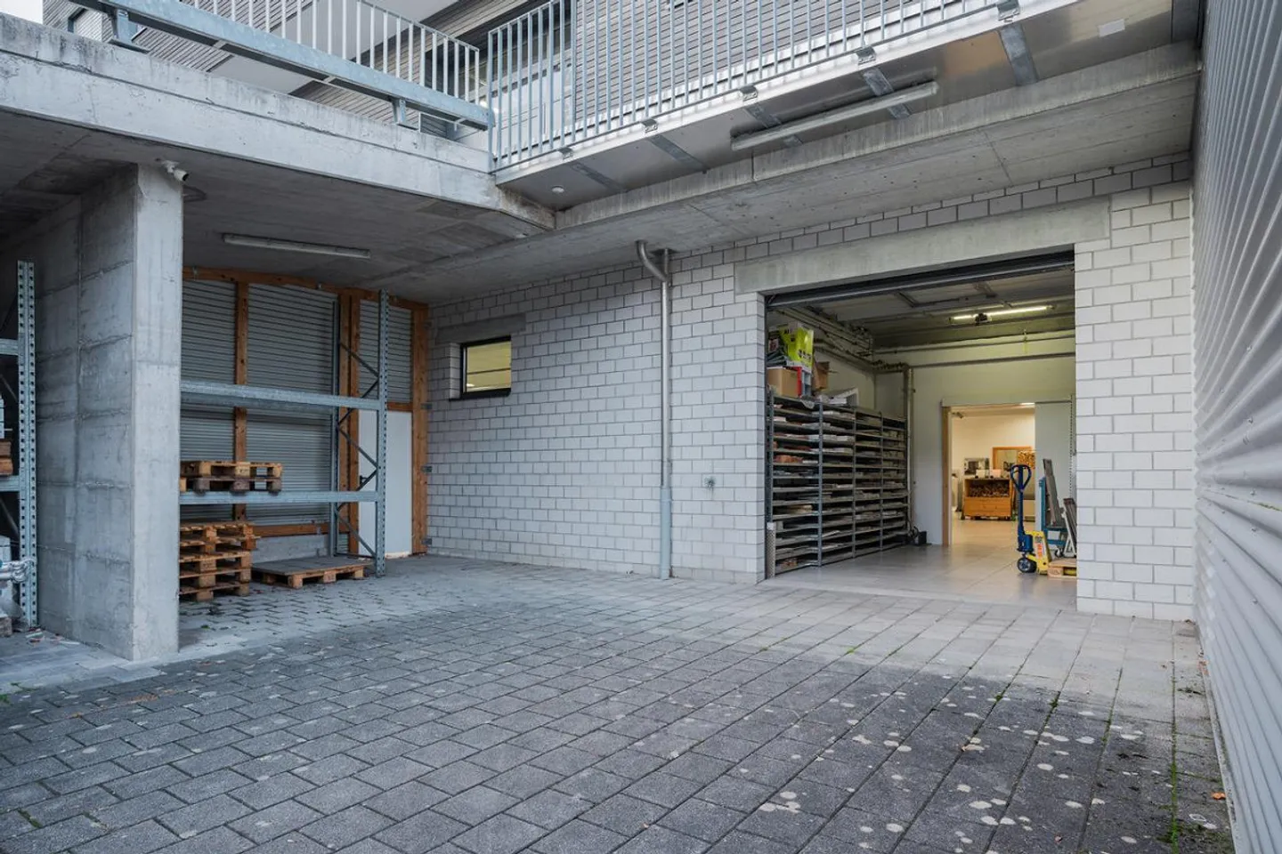 Espace de vente moderne avec caractère de showroom - Photo 5 sur 13