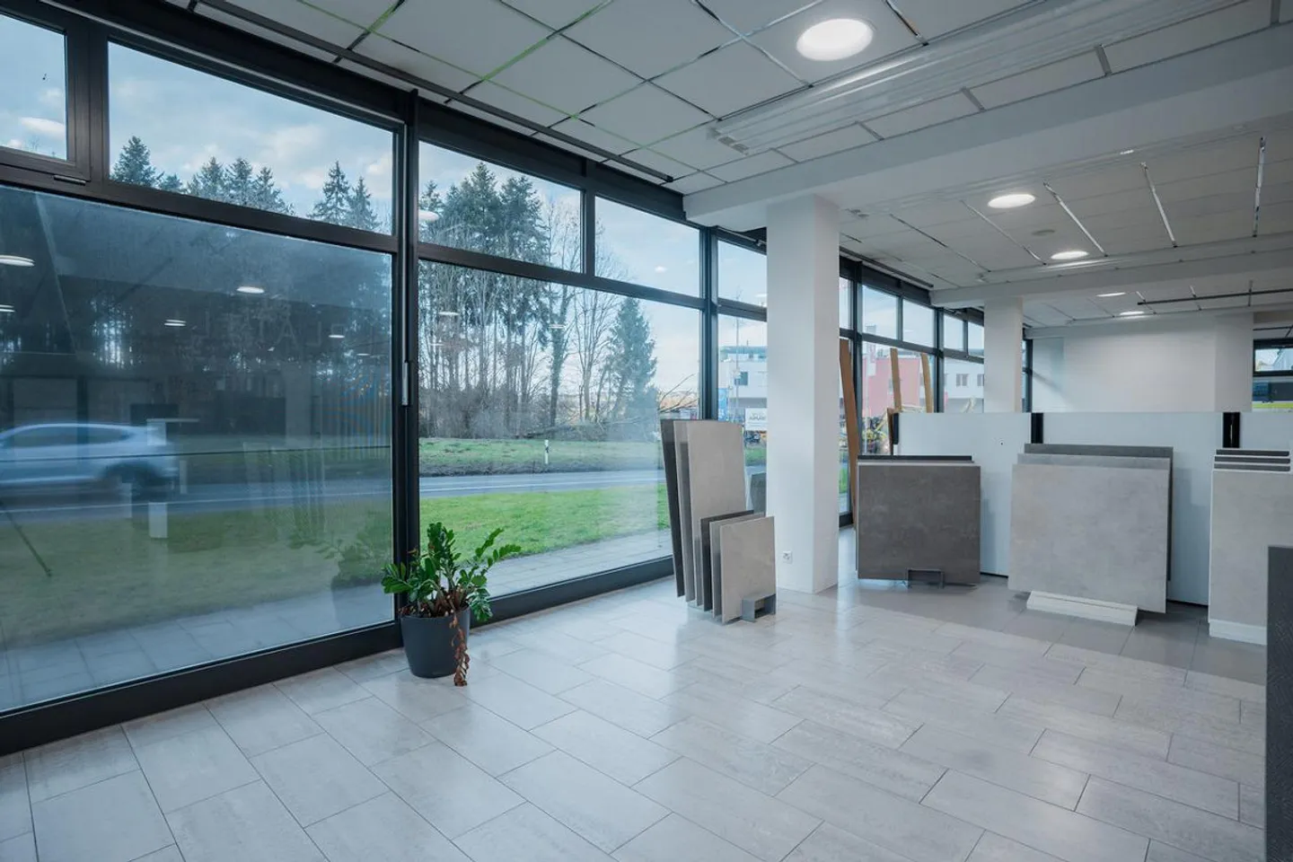 Espace de vente moderne avec caractère de showroom - Photo 6 sur 13