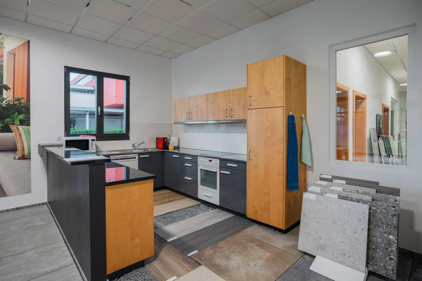 Espace de vente moderne avec caractère de showroom - Photo 7 sur 13