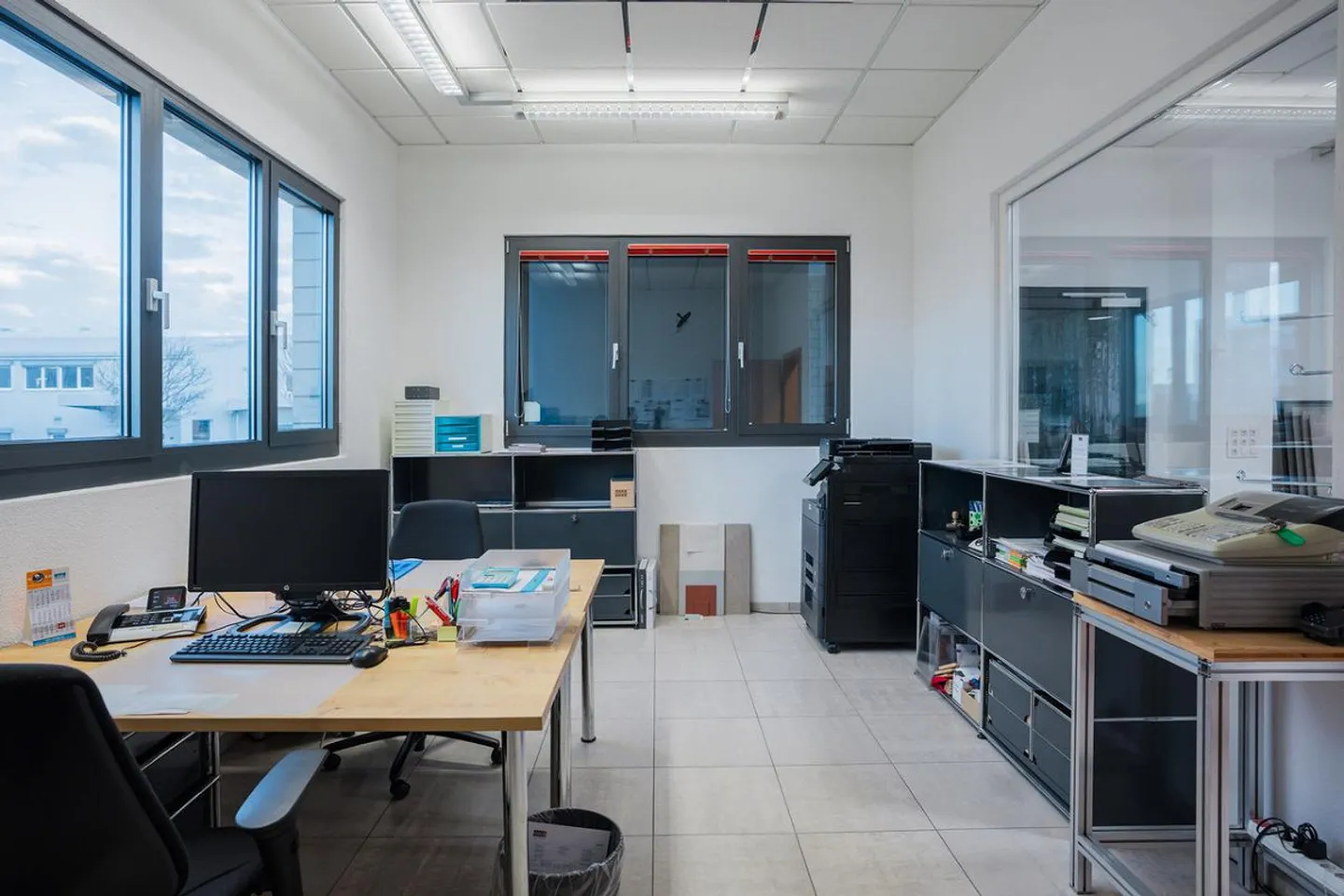 Espace de vente moderne avec caractère de showroom - Photo 8 sur 13