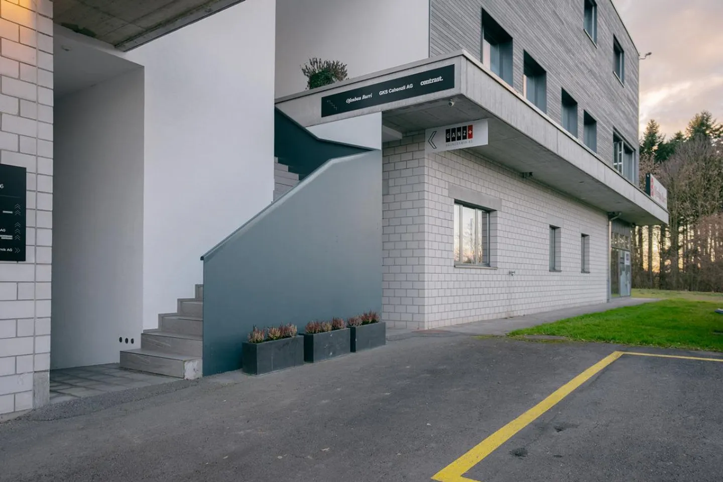 Espace de vente moderne avec caractère de showroom - Photo 9 sur 13