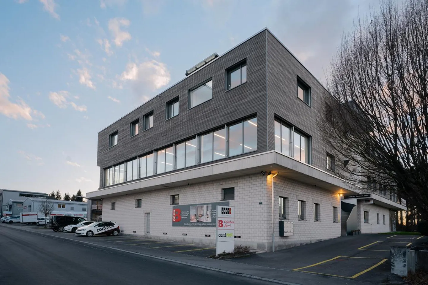 Espace de vente moderne avec caractère de showroom - Photo 10 sur 13