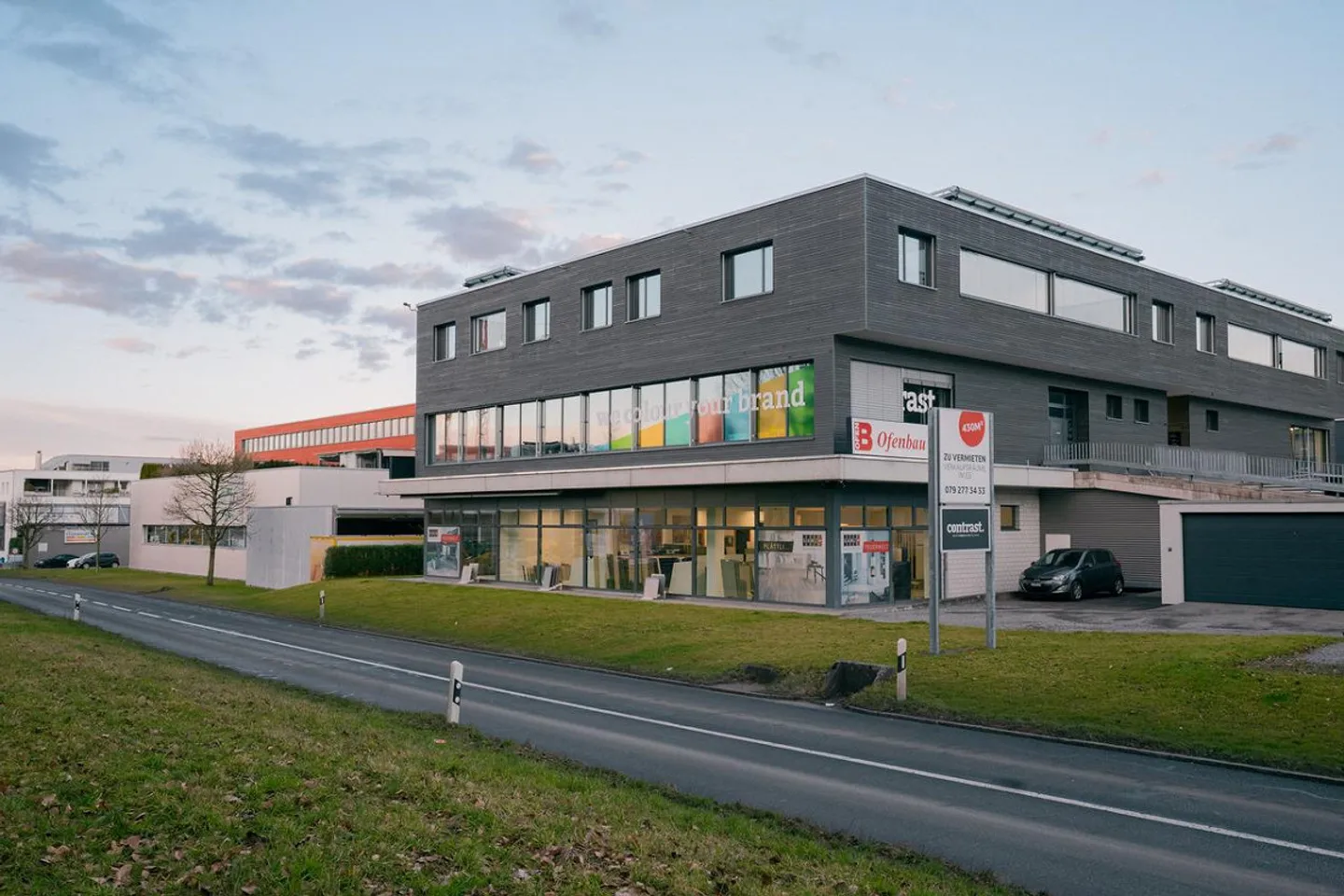 Espace de vente moderne avec caractère de showroom - Photo 11 sur 13