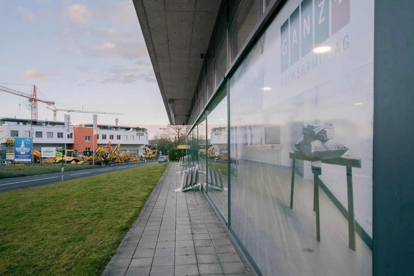 Espace de vente moderne avec caractère de showroom - Photo 12 sur 13