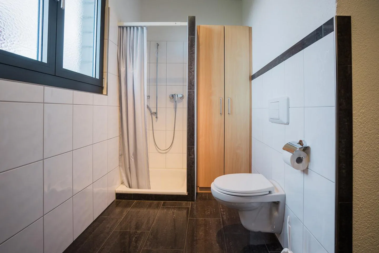 Espace de vente moderne avec caractère de showroom - Photo 2 sur 13