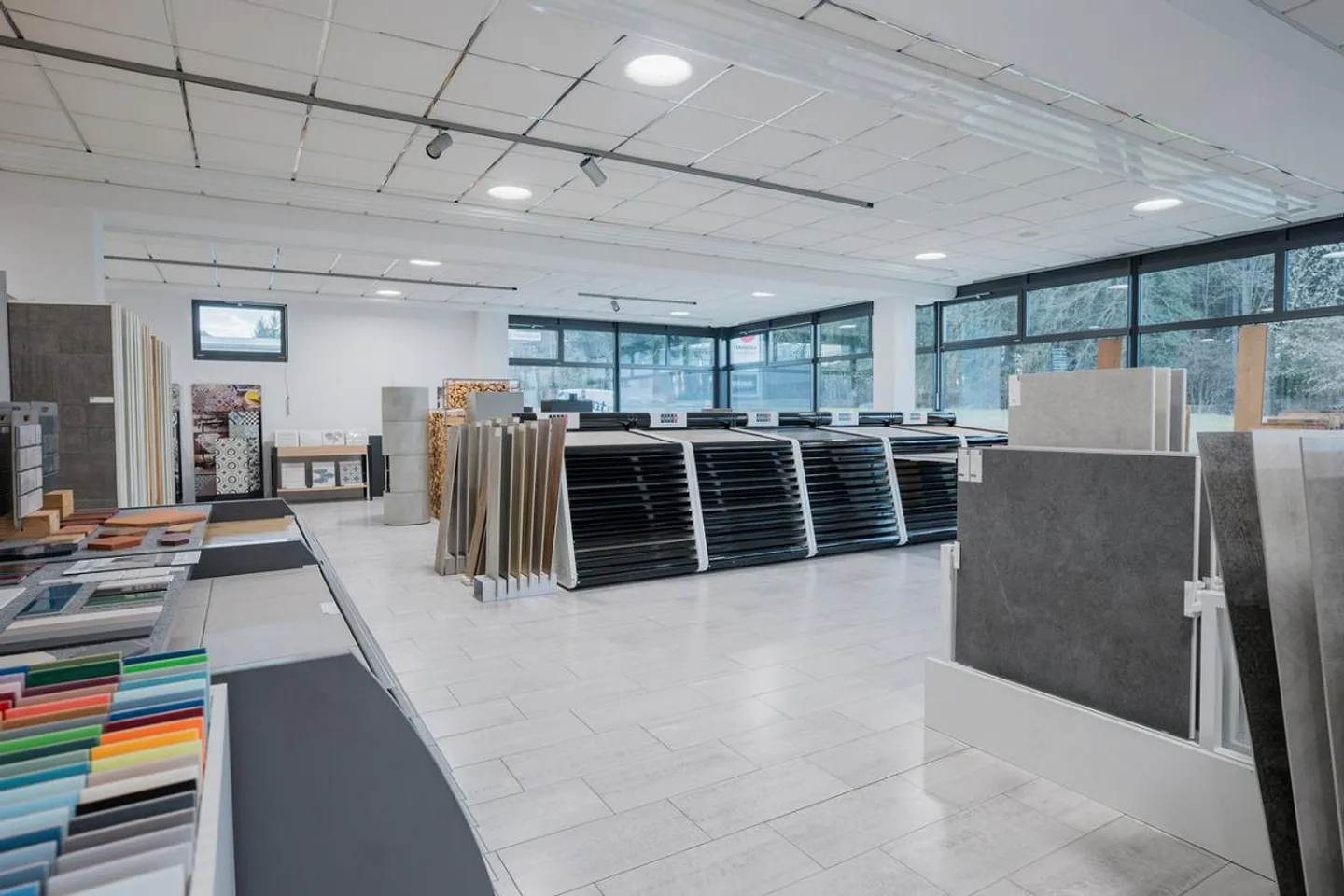 Espace de vente moderne avec caractère de showroom - Photo 3 sur 13