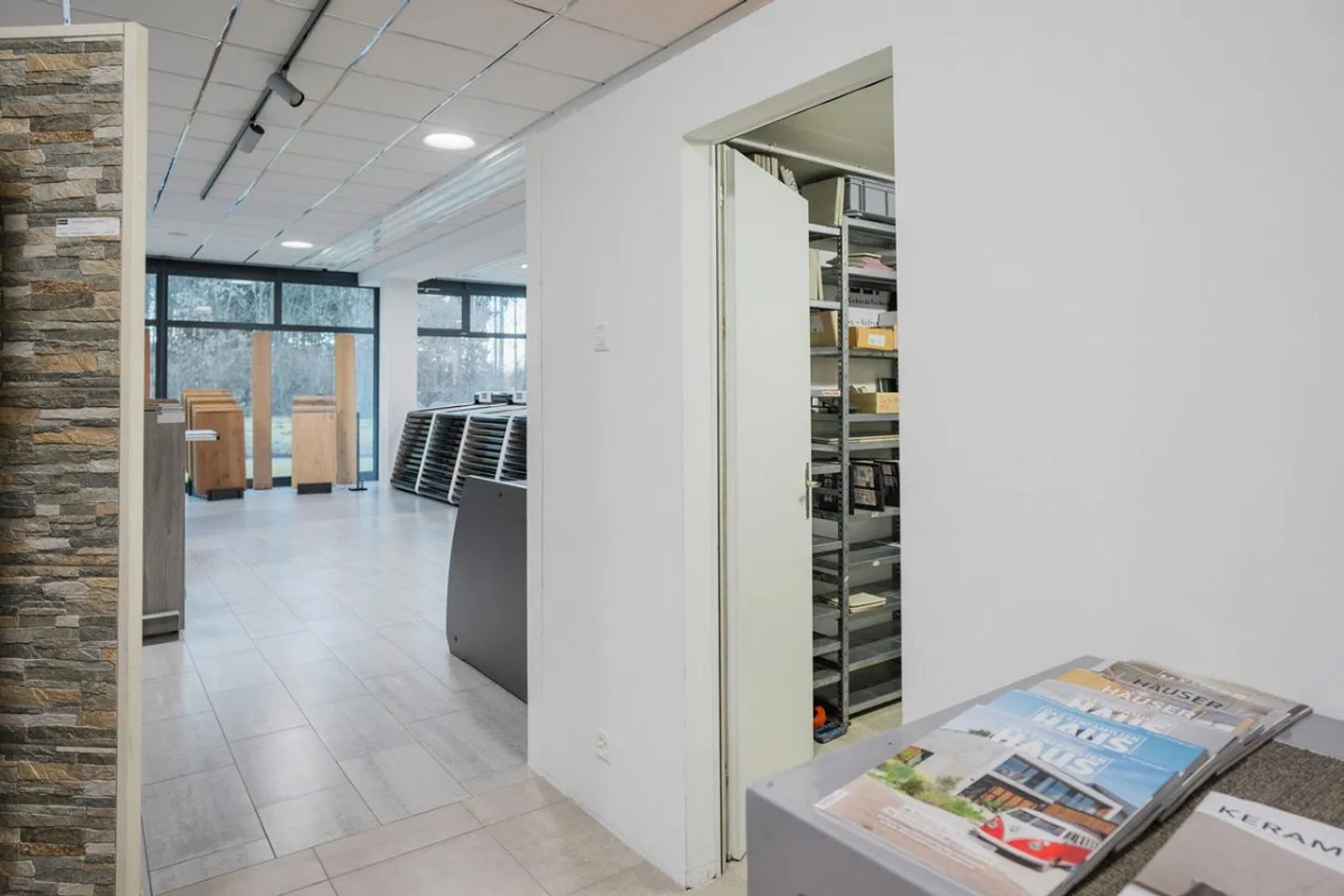 Espace de vente moderne avec caractère de showroom - Photo 4 sur 13