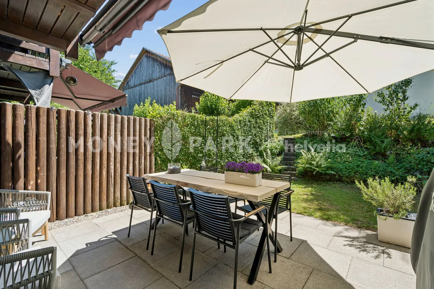 Casa a schiera di 5,5 stanze con particolare sensazione di vita e giardino - Foto 2 di 19