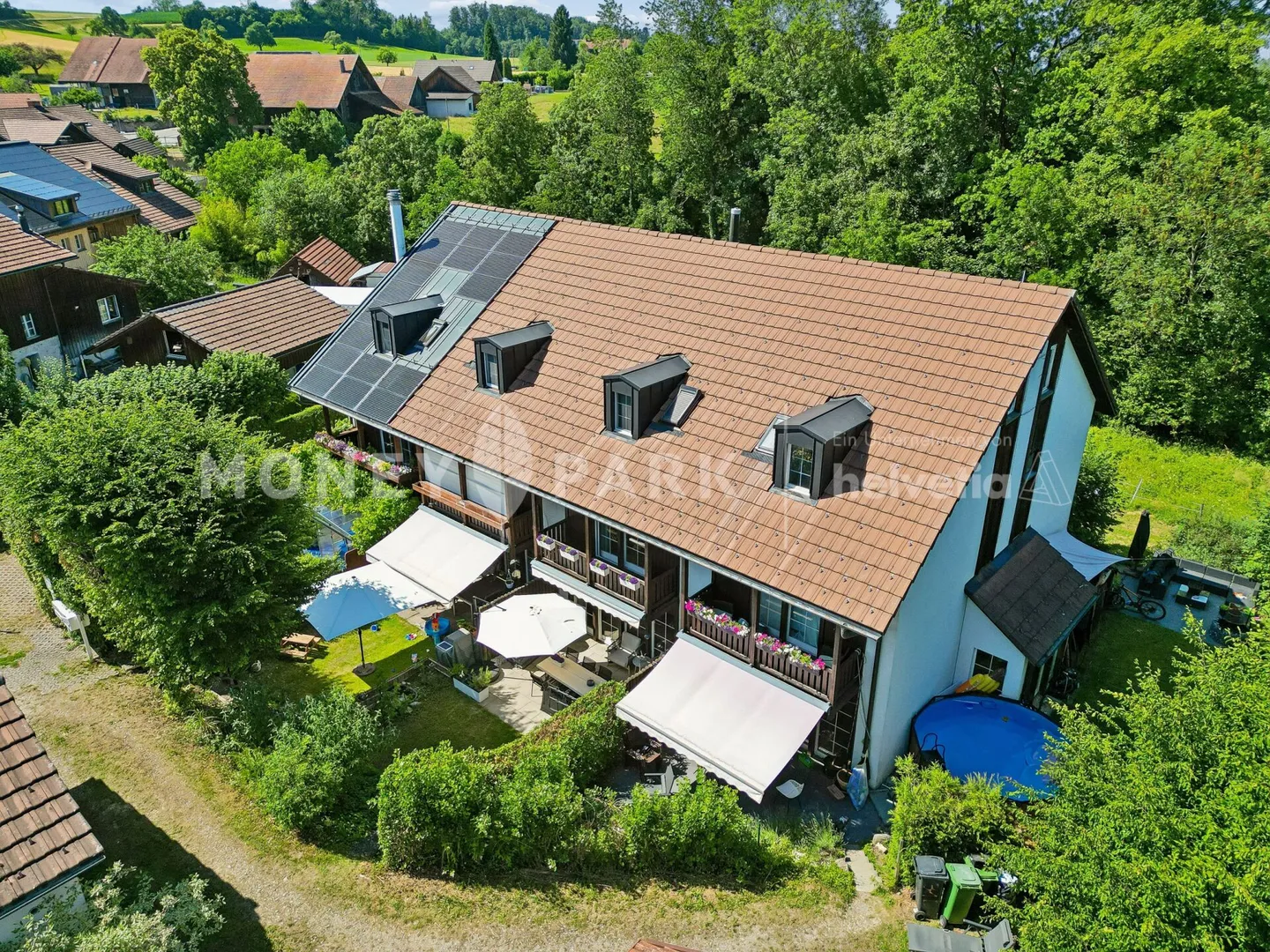 Casa a schiera di 5,5 stanze con particolare sensazione di vita e giardino - Foto 1 di 19