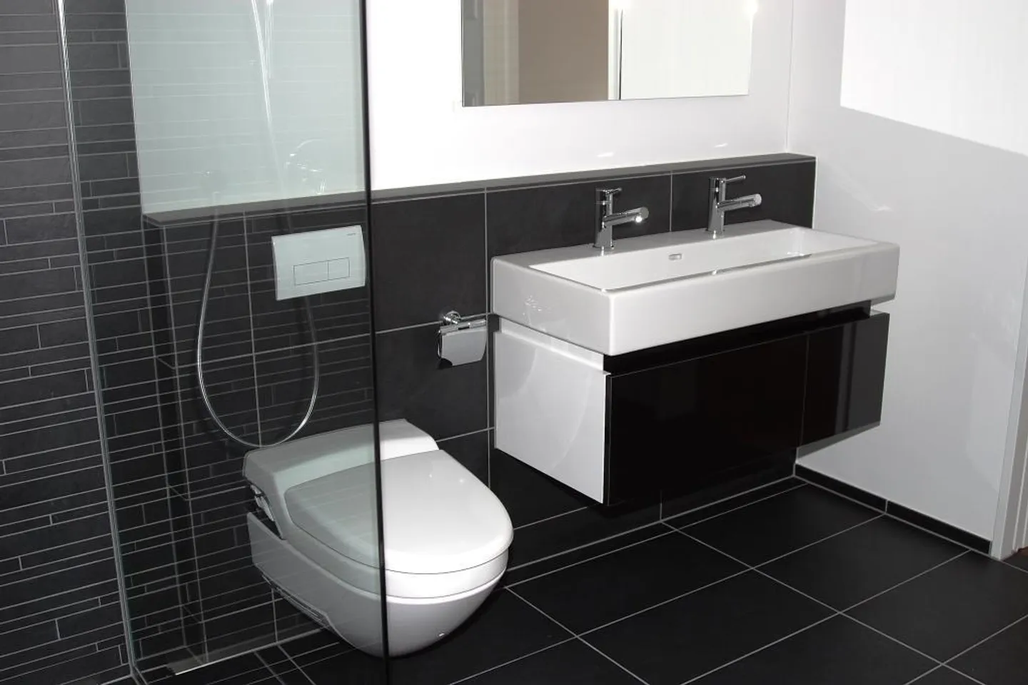 Stylish 3.5-room apartment in an attractive location in Hergiswil - Photo 4 of 8