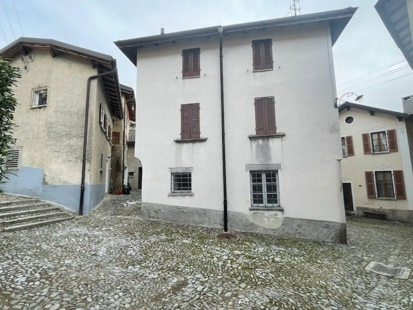 Eck Haus mit Baubewilligung für 2 Wohnungen - Casa d'angolo con con... - Foto 1 von 20