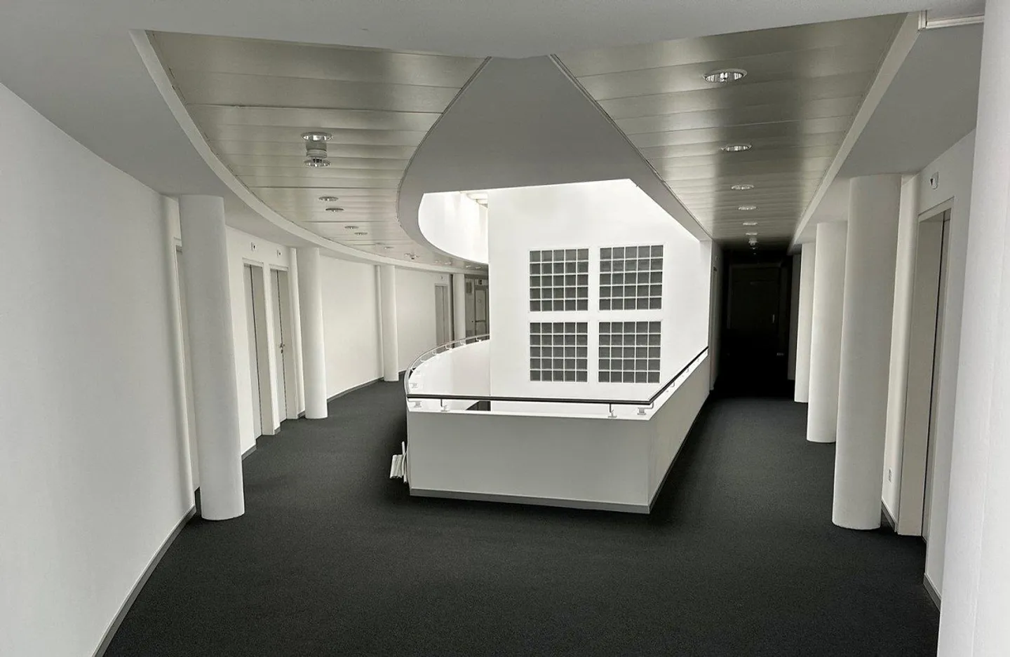 Office space in a well-connected location in Arlesheim - Photo 2 of 8