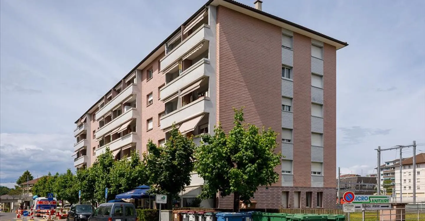 Mixed-use building for rent - Photo 1 of 3