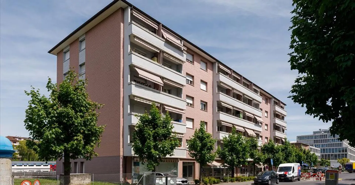 Mixed-use building for rent - Photo 3 of 3