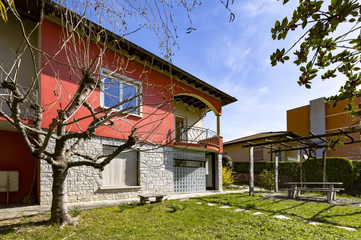 ELEGANTE VILLA BIFAMILIARE 6.5 LOCALI CON GIARDINO A BALERNA - Foto 2 di 9