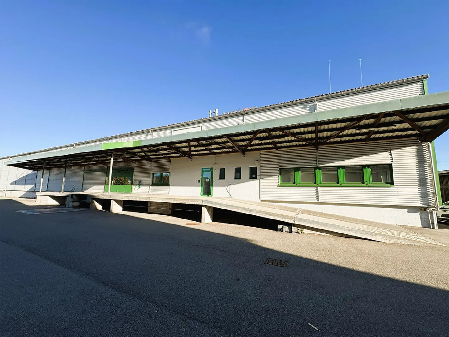 Storage Areas (heated) / Office in prime location in Winterthur-Grüze - Photo 1 of 15