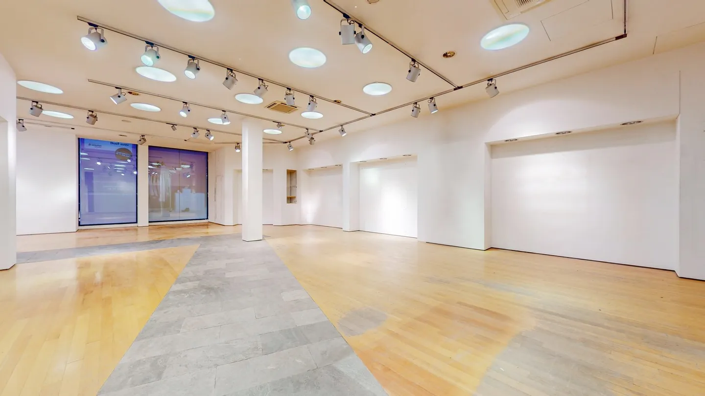 Spazio commerciale in un edificio storico nel centro città. - Foto 4 di 10