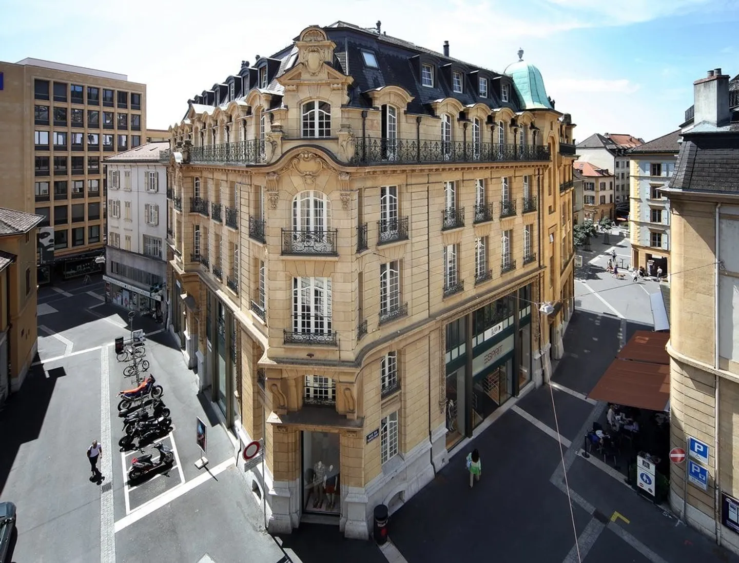 Spazio commerciale in un edificio storico nel centro città. - Foto 1 di 10