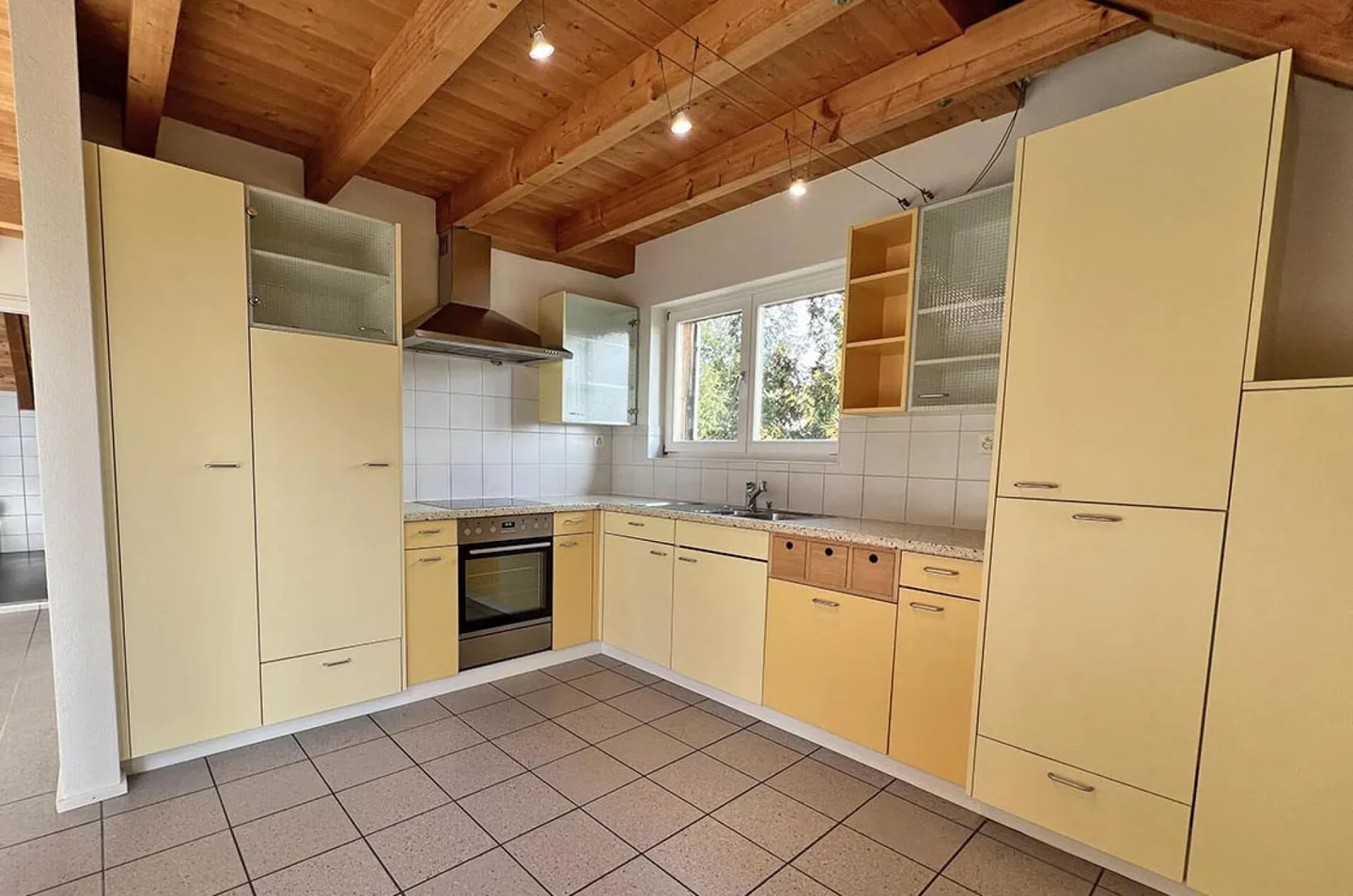 Property with two apartments and garage - Photo 5 of 35