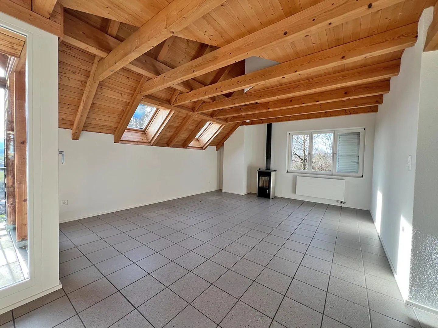 Property with two apartments and garage - Photo 7 of 35