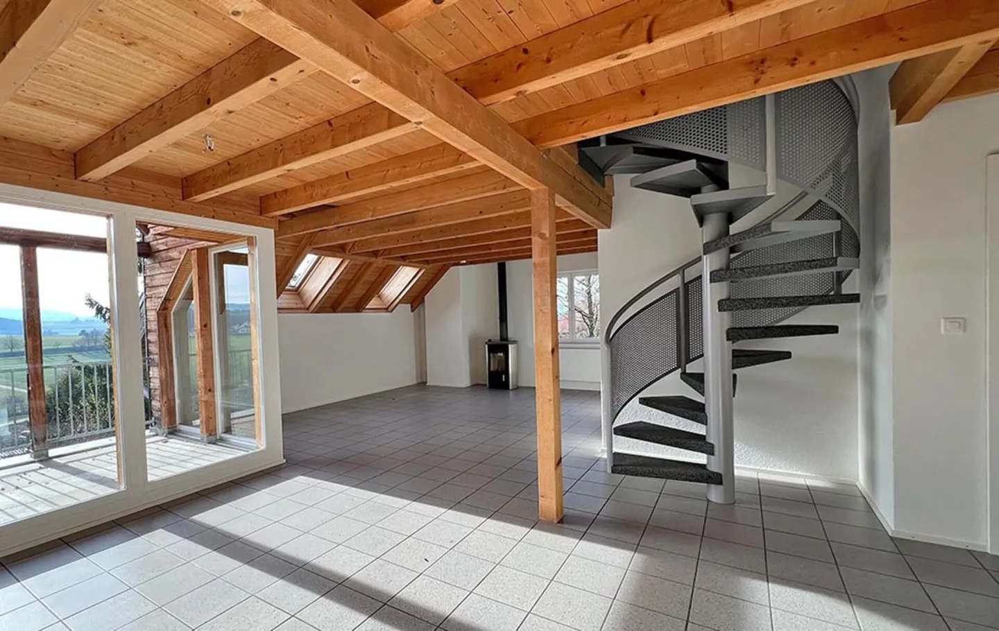 Property with two apartments and garage - Photo 8 of 35