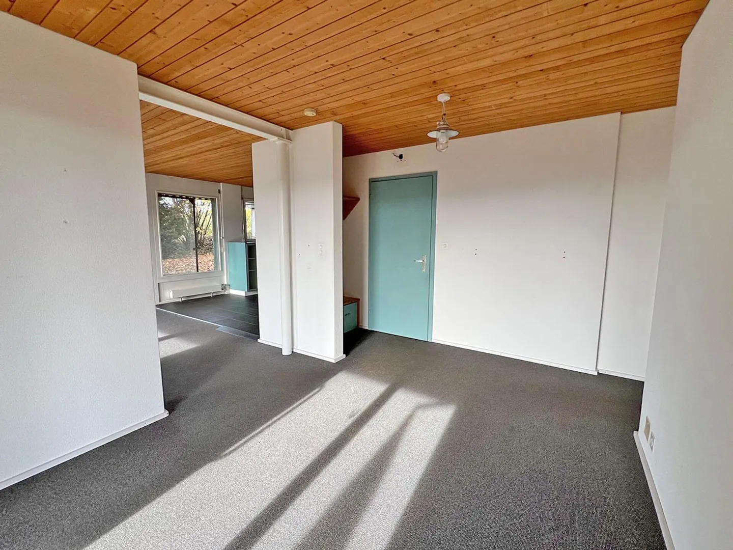 Property with two apartments and garage - Photo 16 of 35