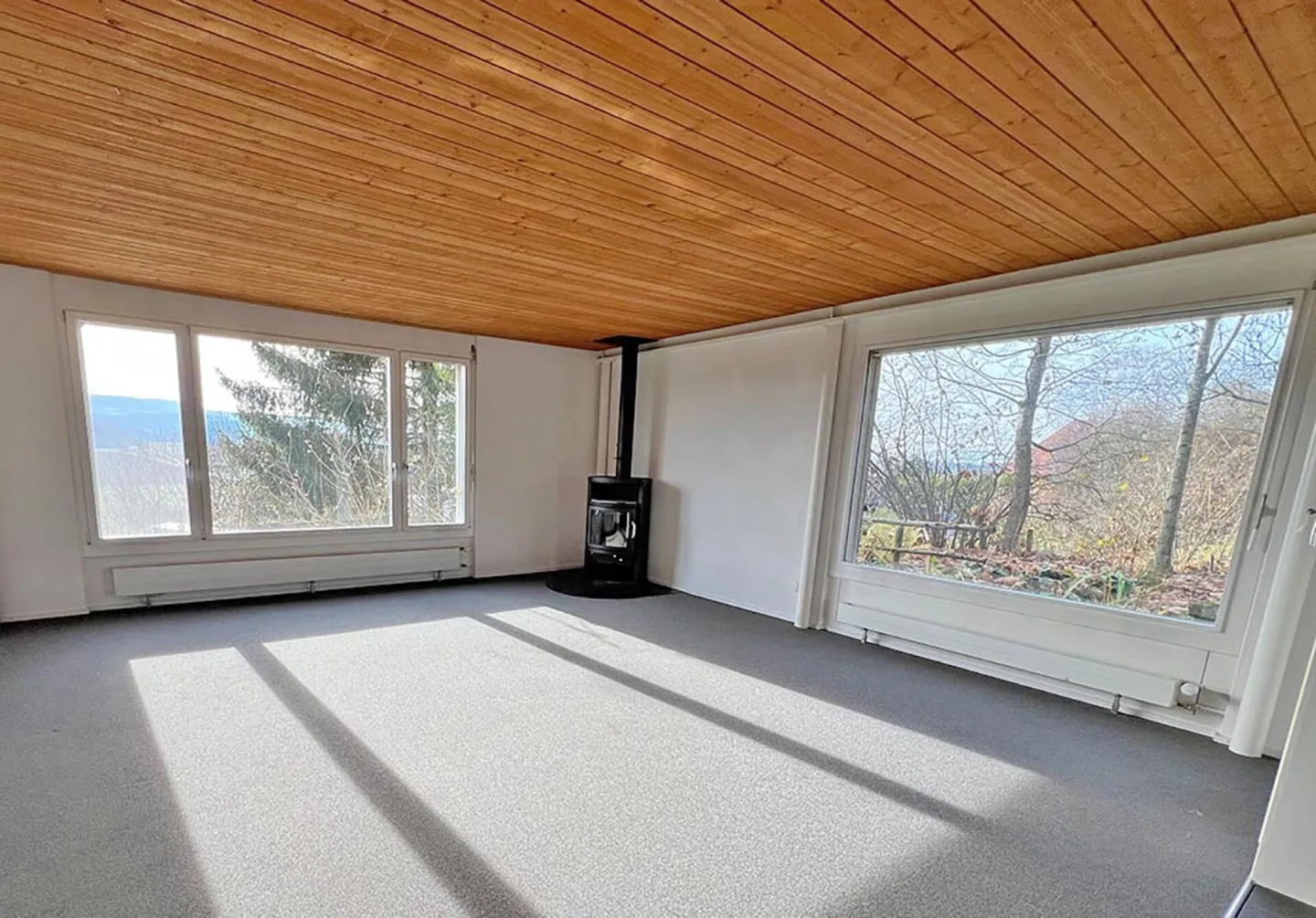 Property with two apartments and garage - Photo 17 of 35