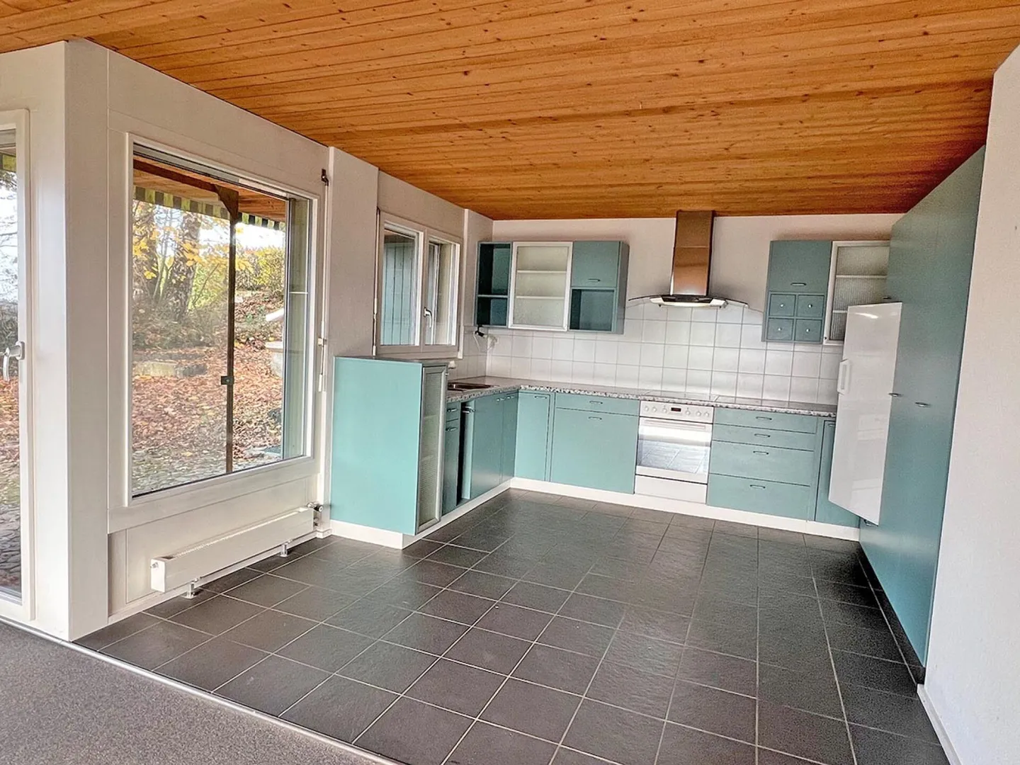 Property with two apartments and garage - Photo 20 of 35