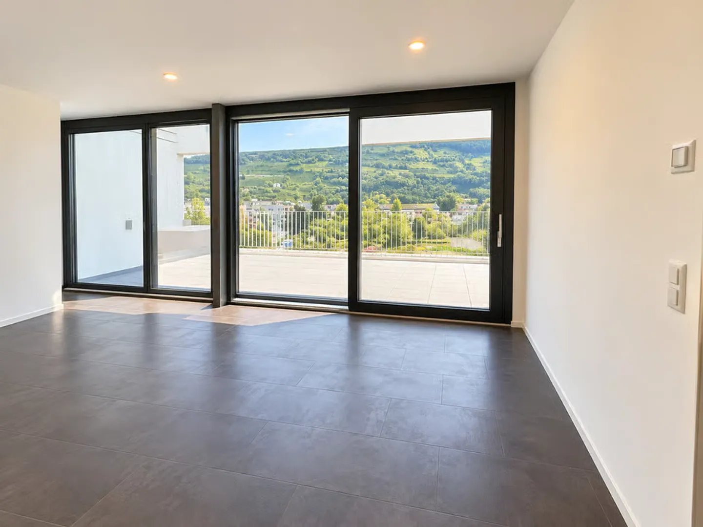 Magnificent 2.5 room penthouse apartment in modern Sion - Photo 2 of 6