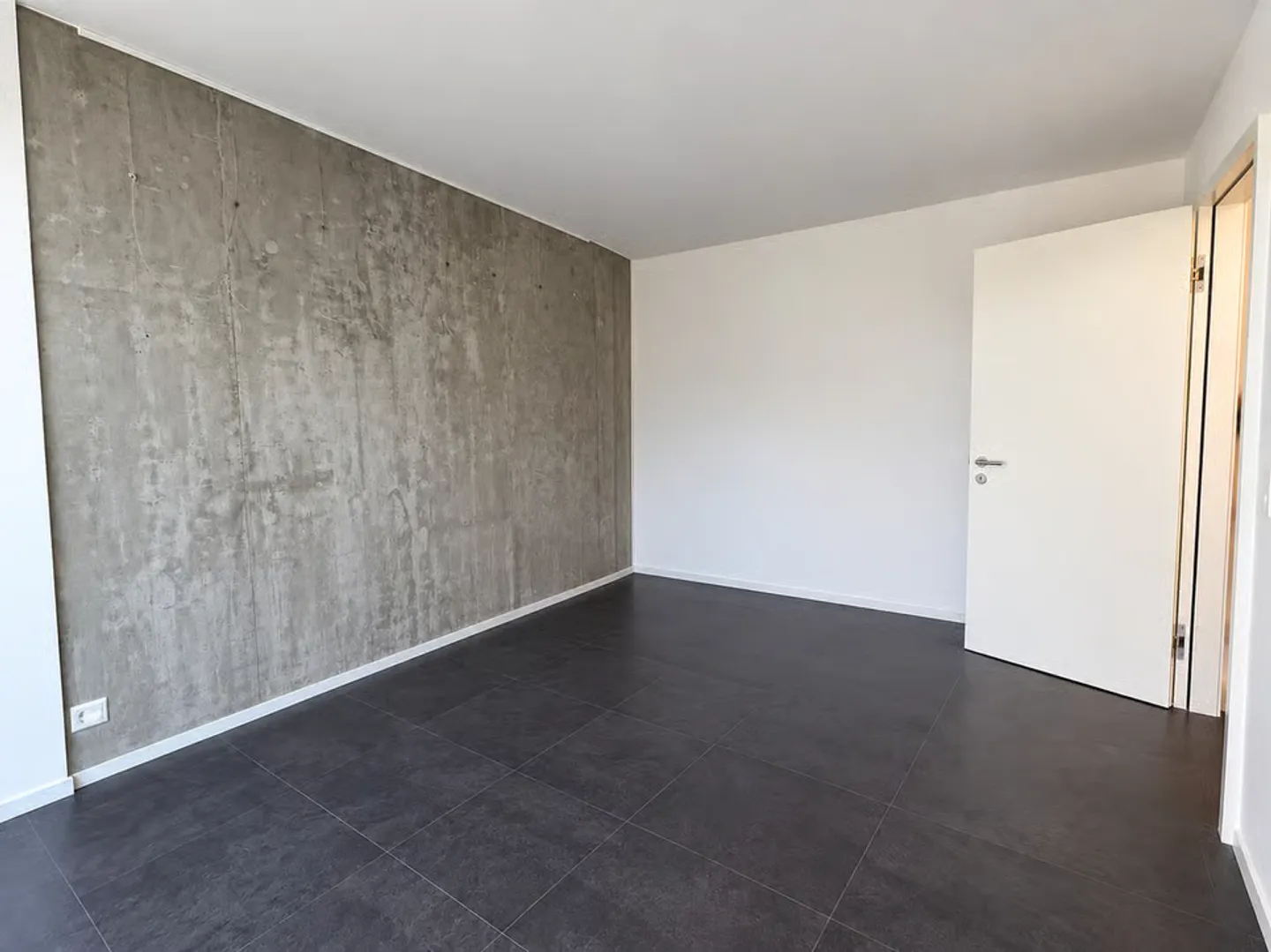Magnificent 2.5 room penthouse apartment in modern Sion - Photo 4 of 6