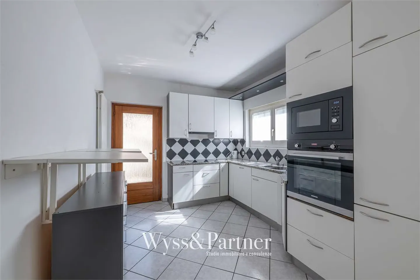 Magadino - Spacious duplex apartment just steps from the lake! - Photo 1 of 13