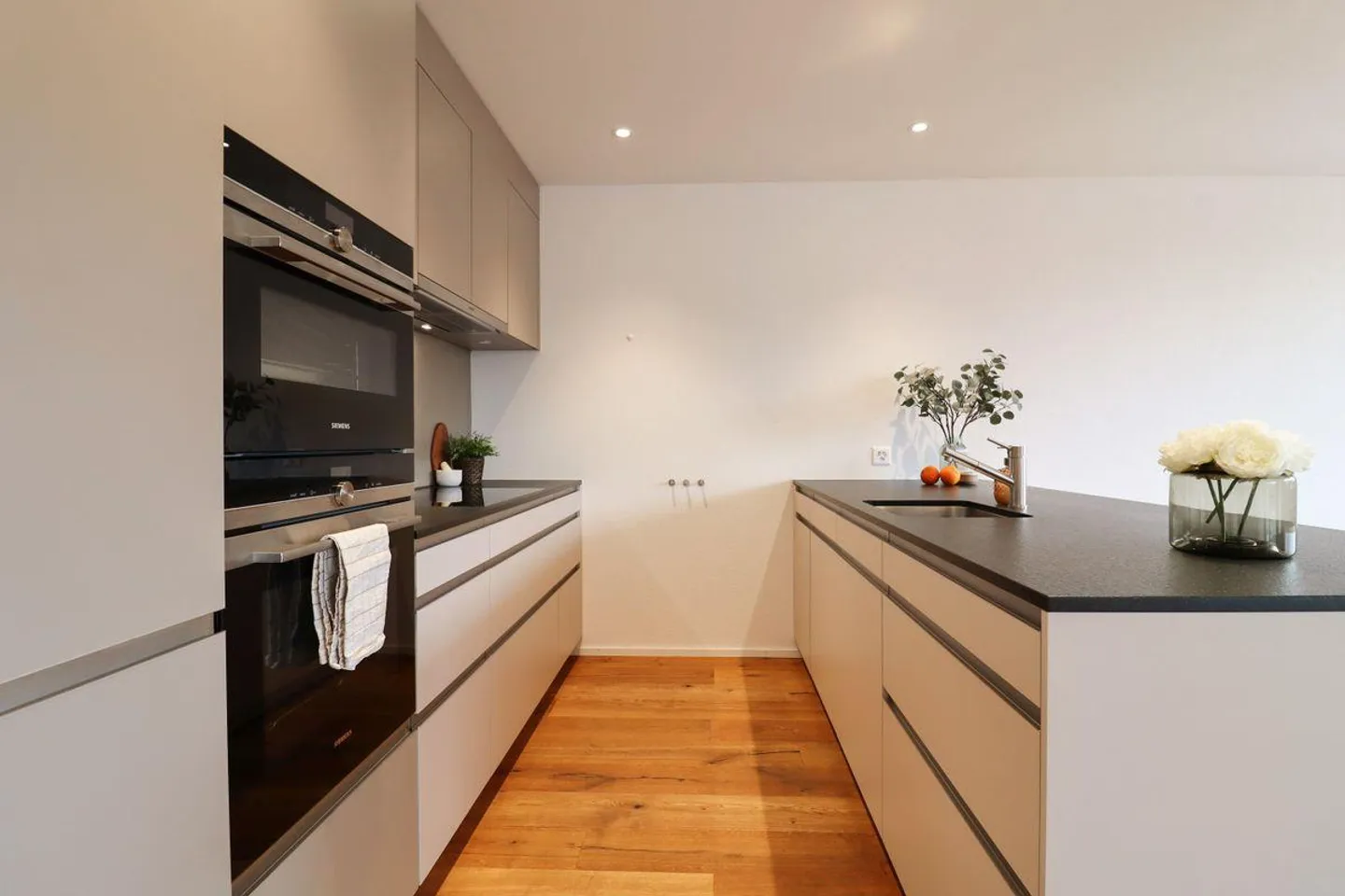 Exclusive 4.5-room apartment with a view & numerous garage spaces - Photo 3 of 12