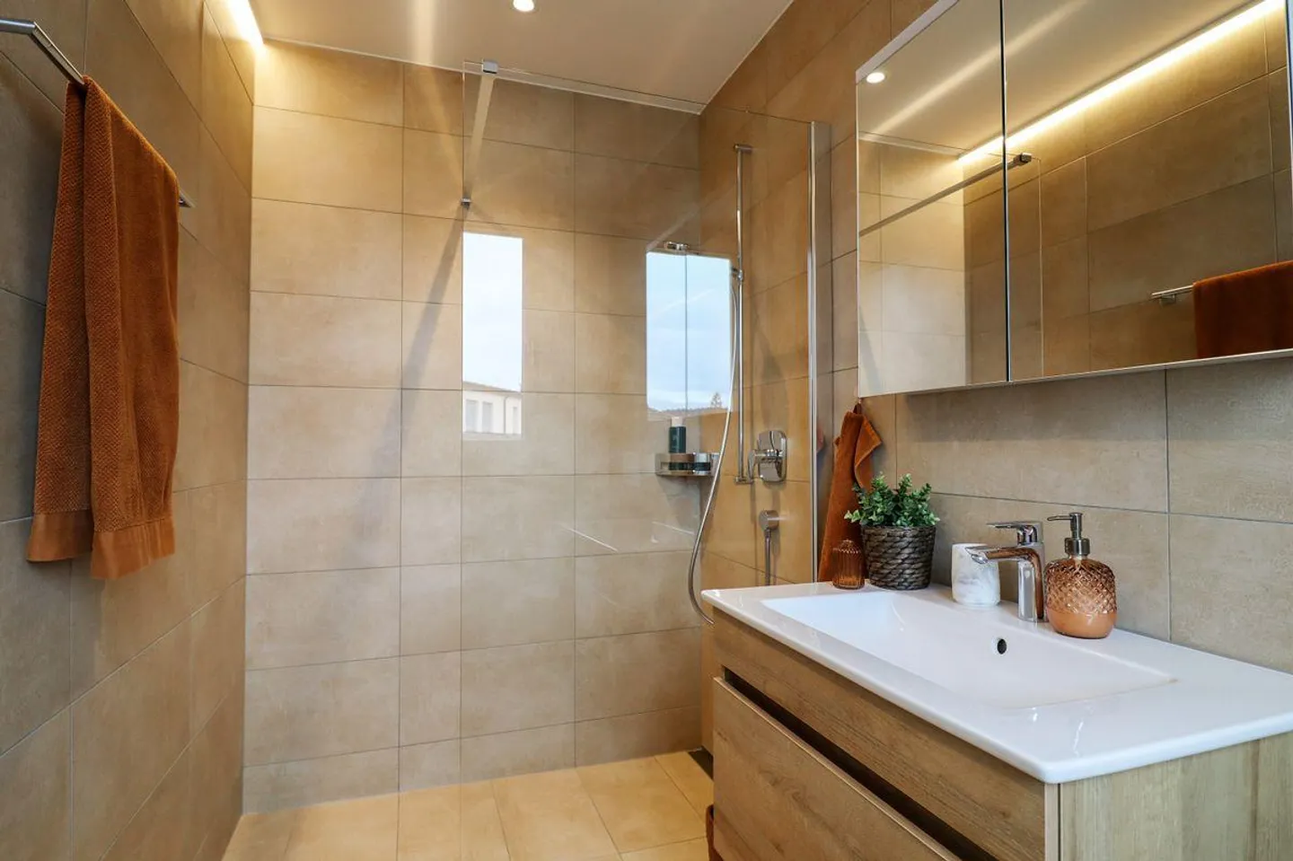 Exclusive 4.5-room apartment with a view & numerous garage spaces - Photo 8 of 12