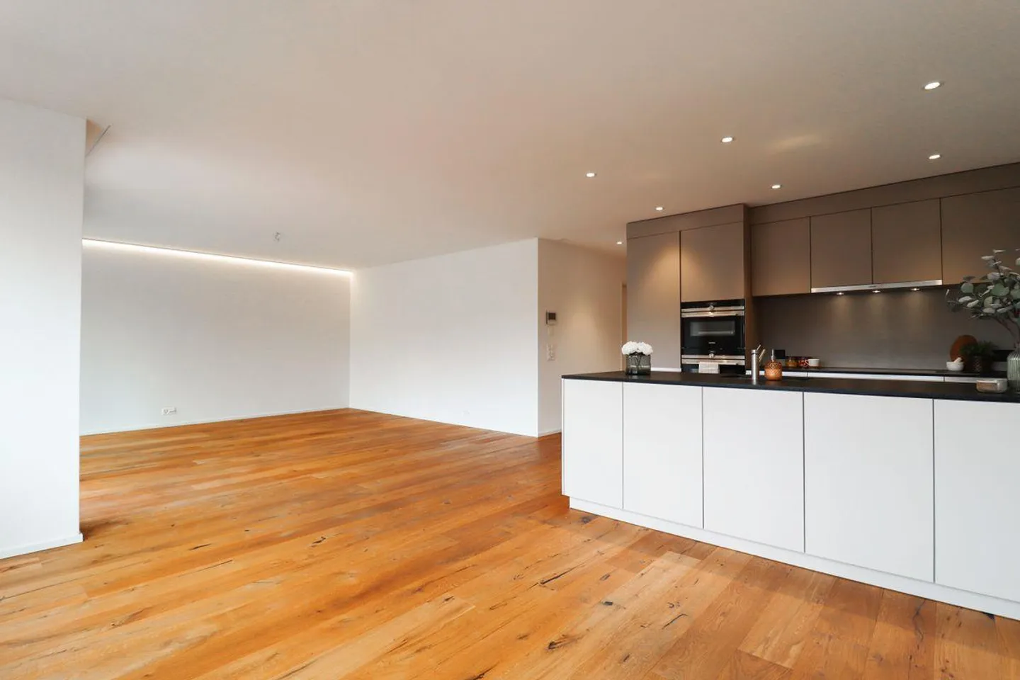 Exclusive 4.5-room apartment with a view & numerous garage spaces - Photo 1 of 12