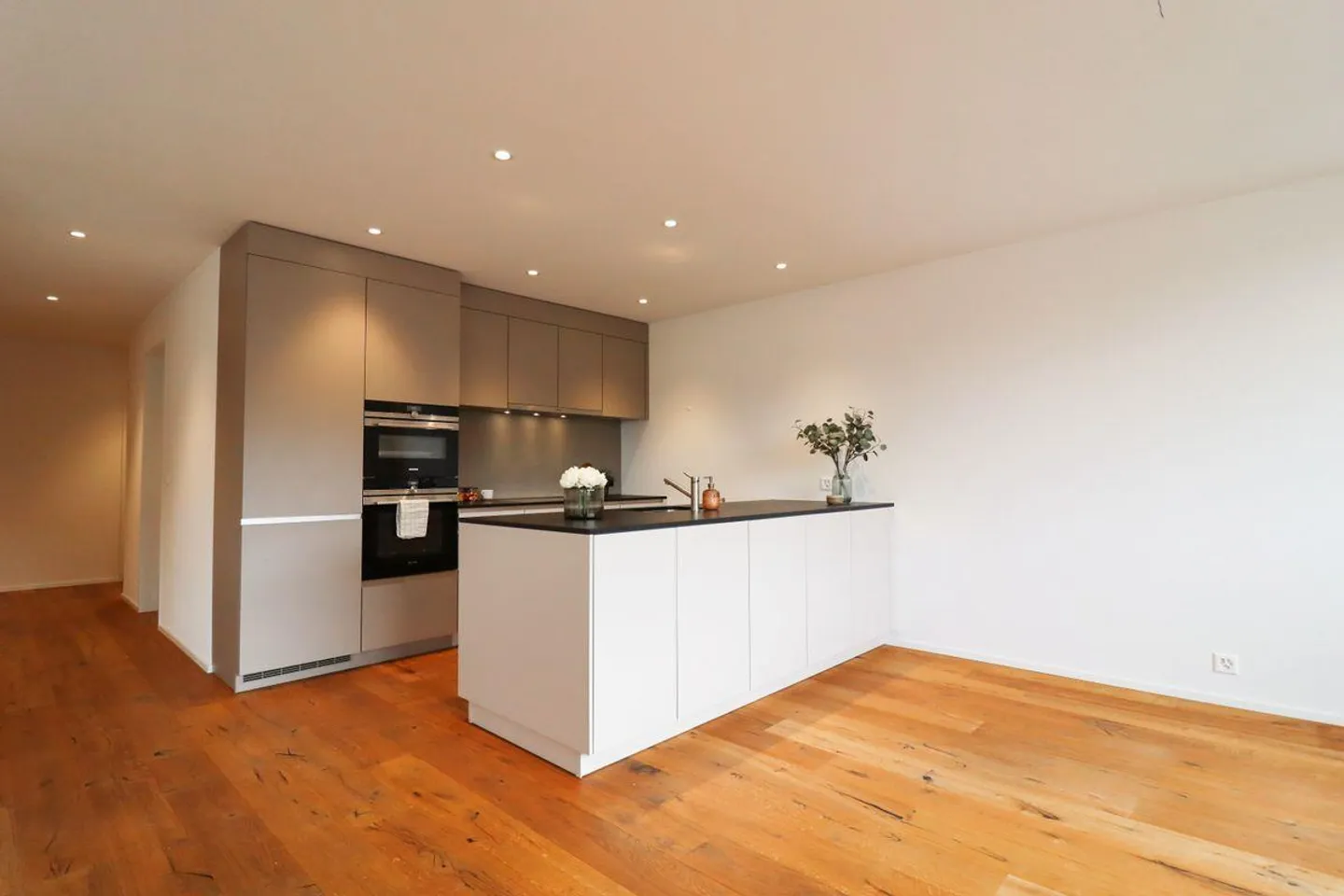 Exclusive 4.5-room apartment with a view & numerous garage spaces - Photo 2 of 12